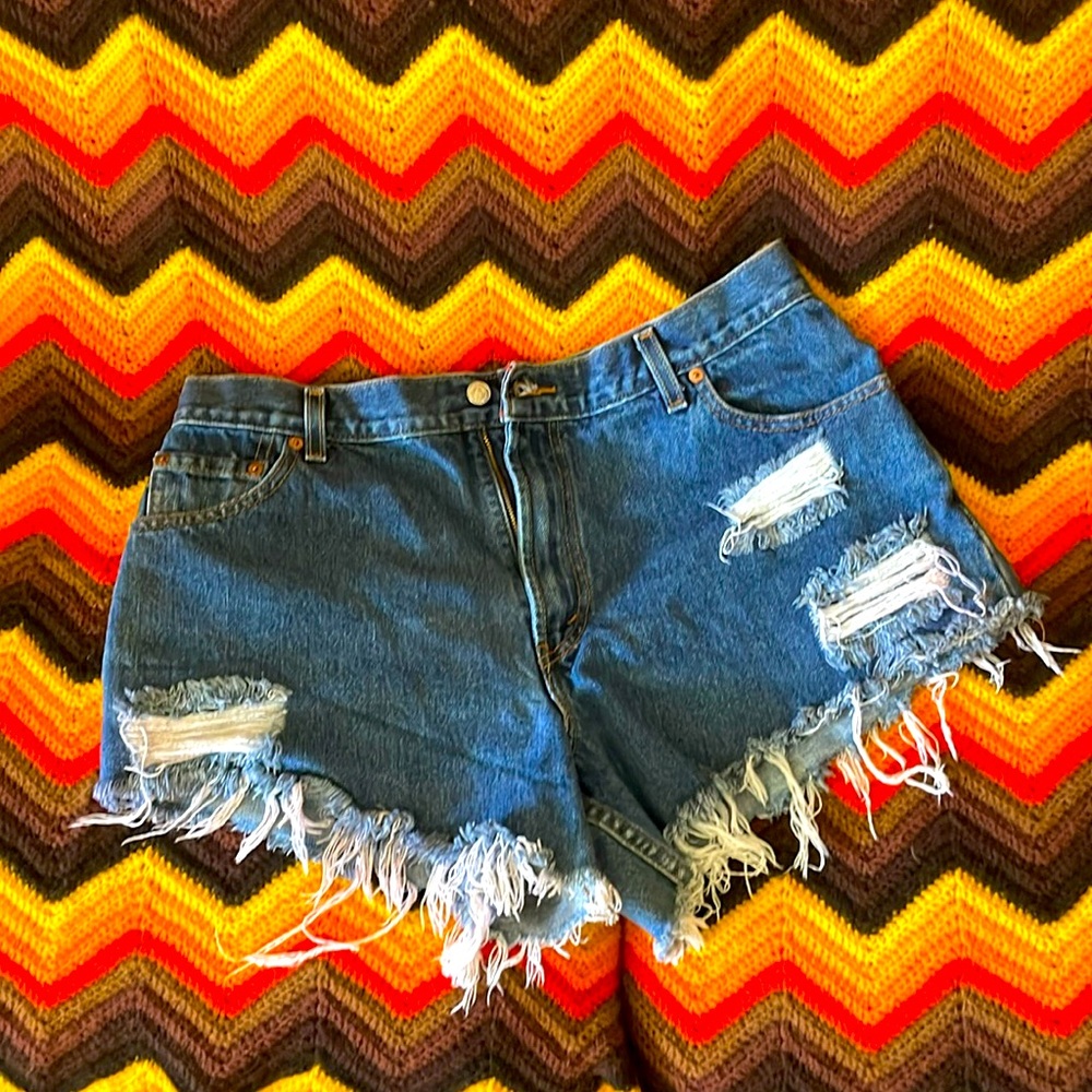 Relaxed Levi’s 550 denim cutoff shorts